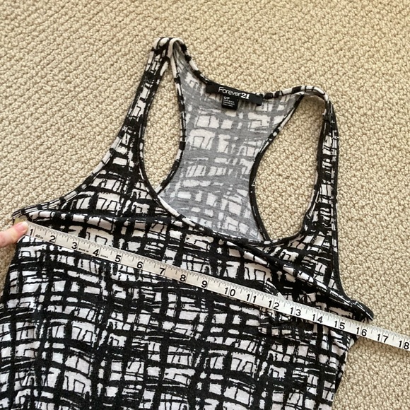 Forever 21 Black White Graphic Tank Top Small Abstract Blouse Stretchy Soft EUC - Picture 5 of 7